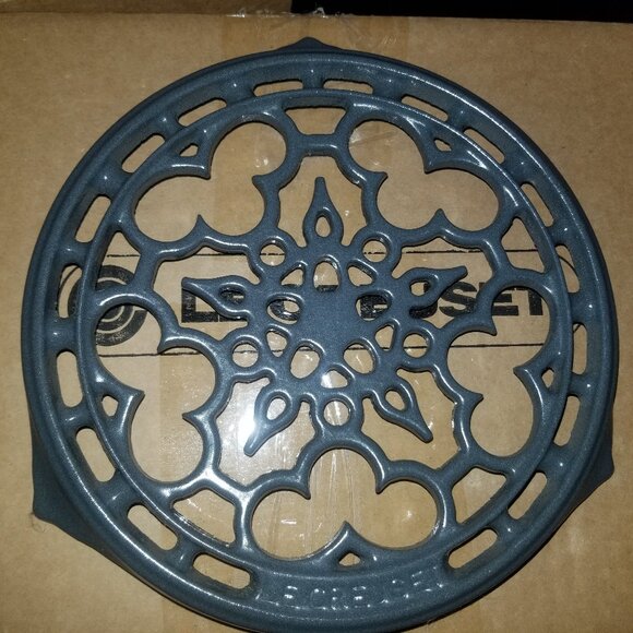 LE CREUSET Grey Gray Trivet HTF Cast Iron Round Snowflake Pot Holder RARE - Picture 1 of 3